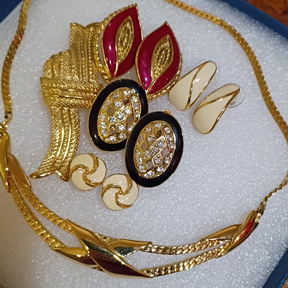 Vintage Beautiful Lot Of Trifairi Jewelry